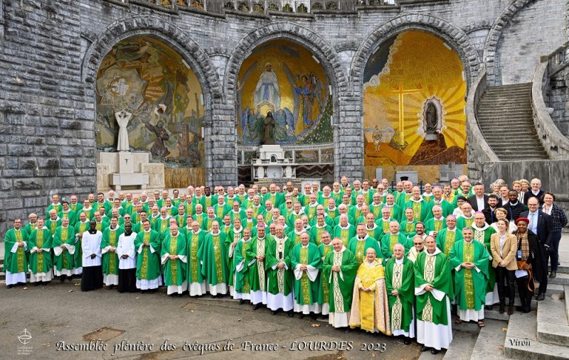 Les évêques de France réunis à Lourdes