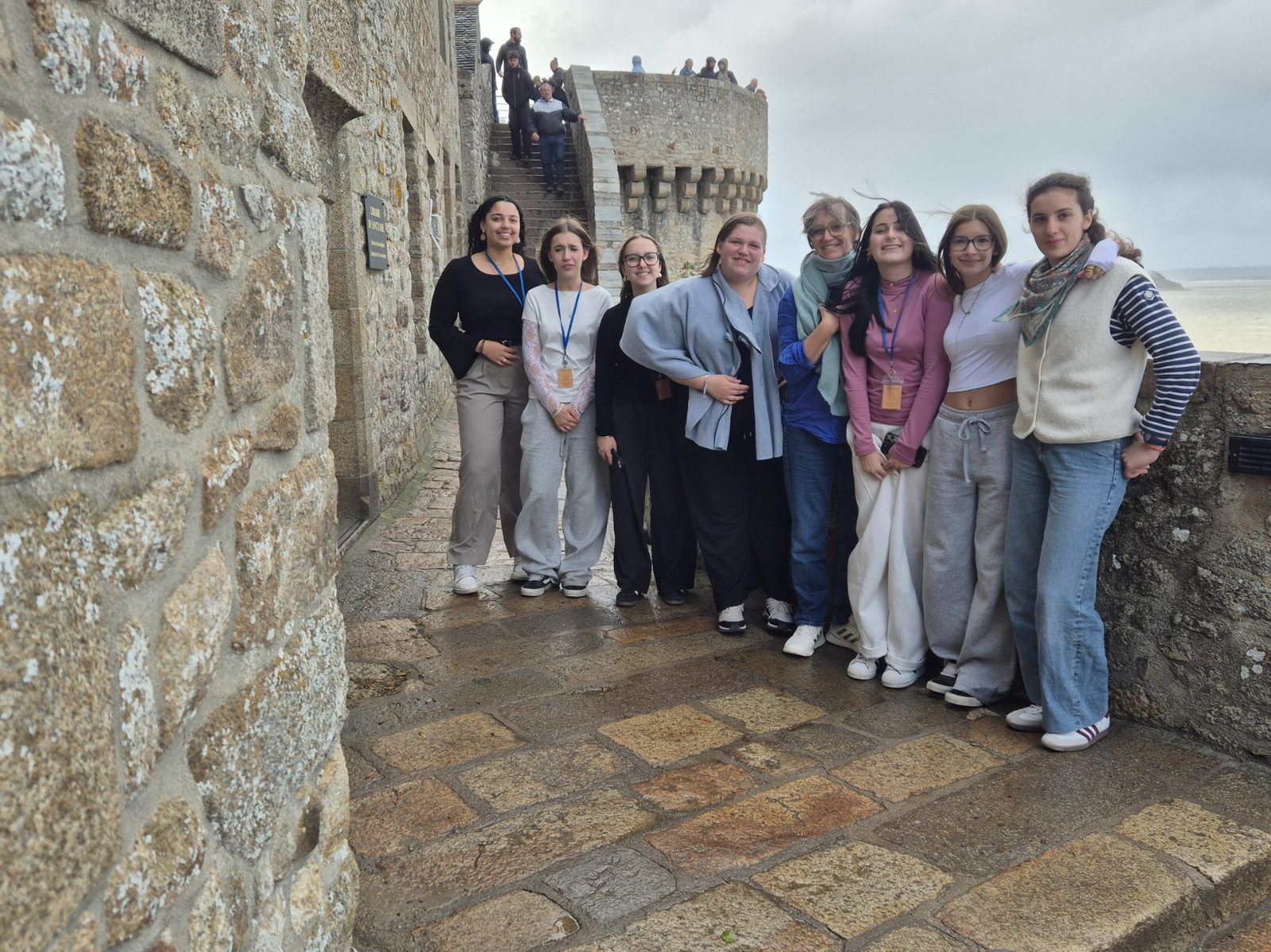 Les jeunes de la paroisse sur les remparts.