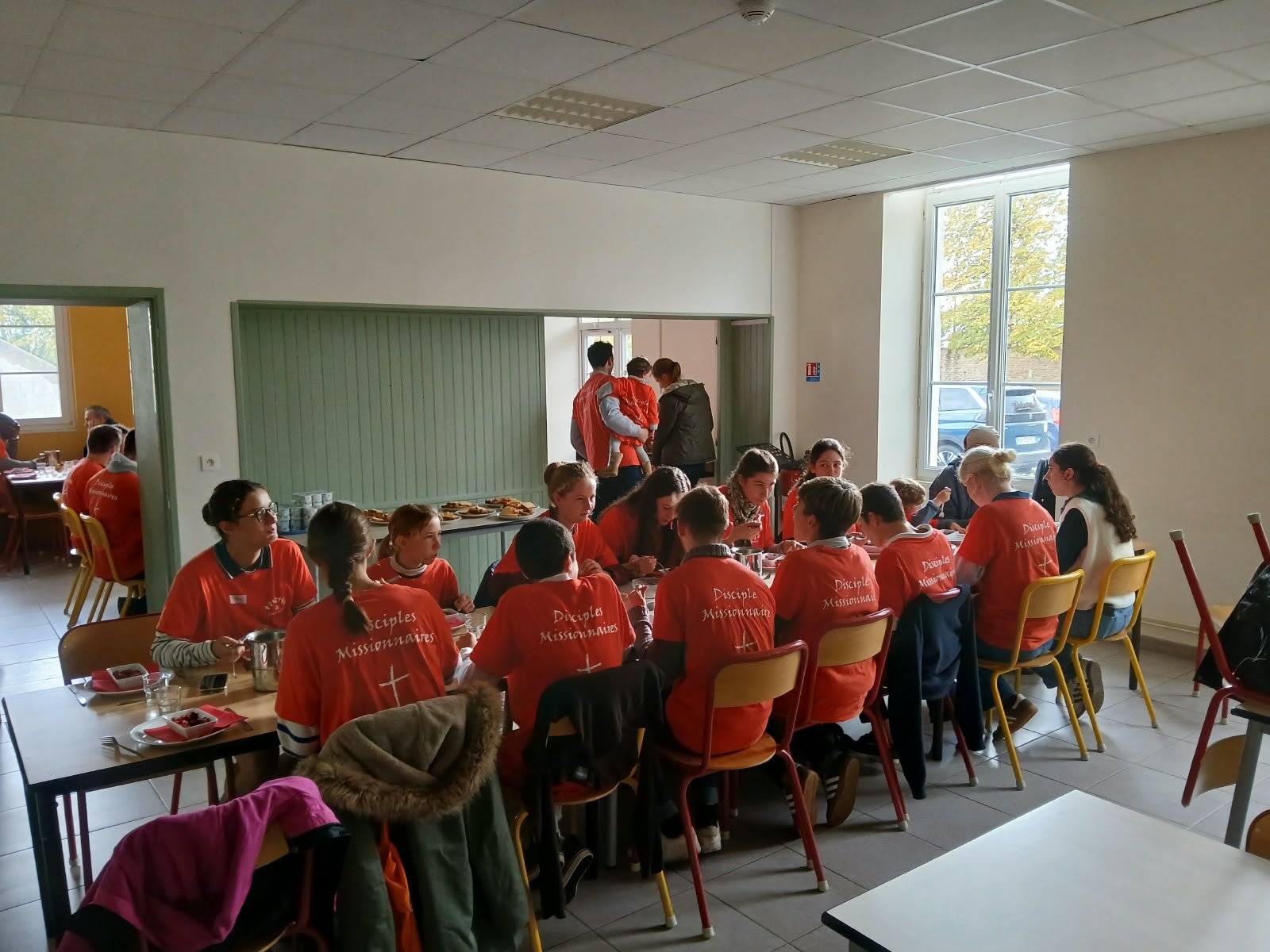 Déjeuner partagé des jeunes missionnaires