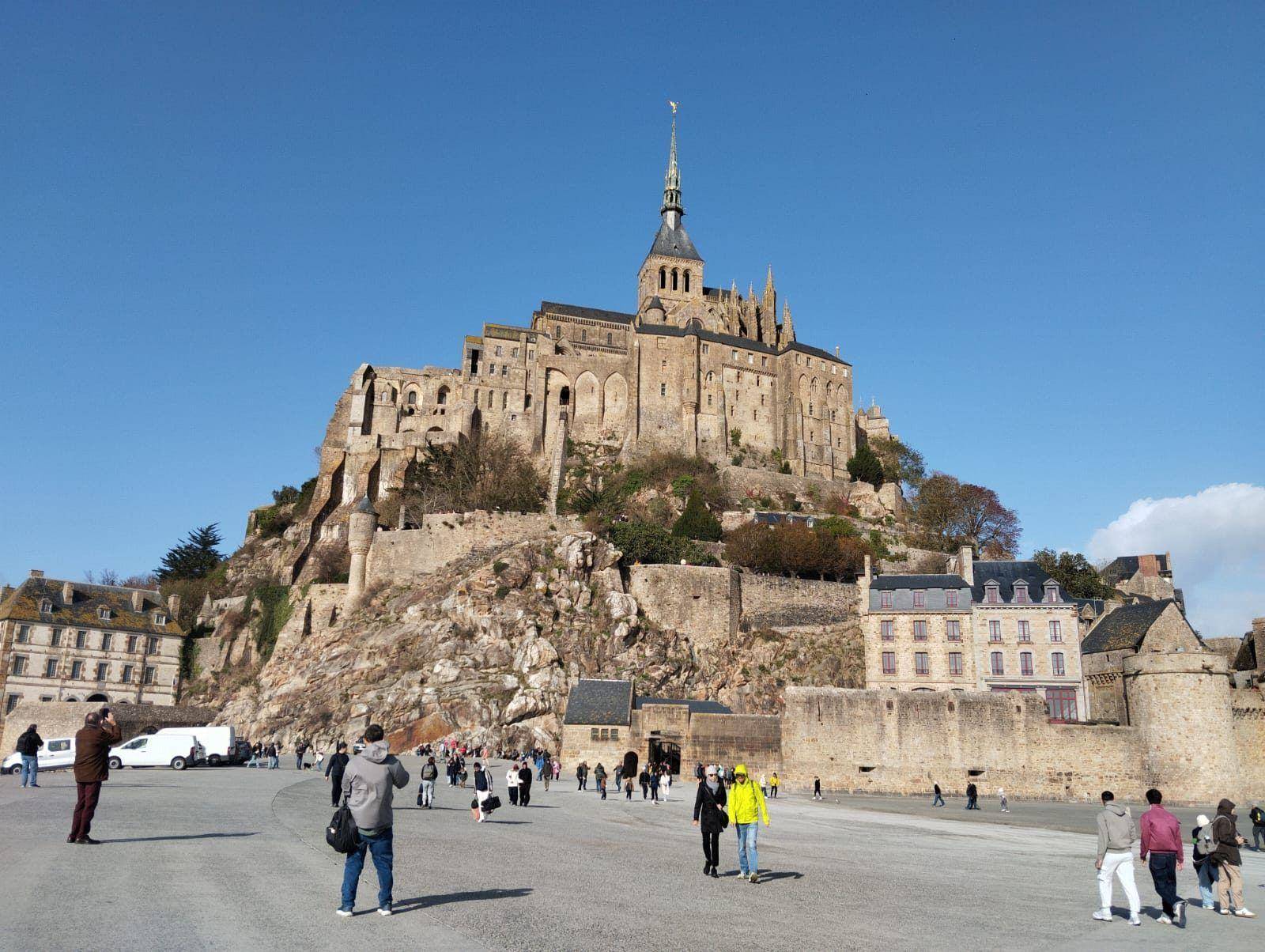 Le Mont-Saint-Michel, du rocher à la statue dorée de l'archange.