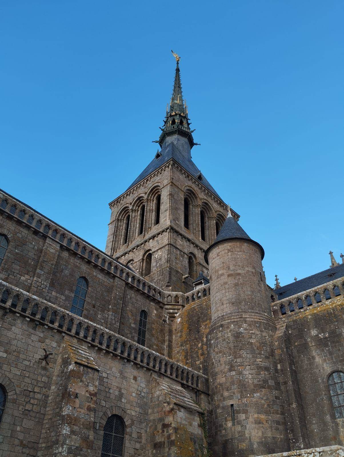 La flèche de l'abbatiale, surmontée de l'archange saint Michel.